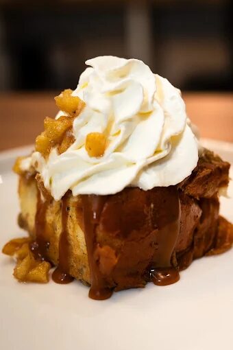 Pain perdu au caramel et pommes, chantilly