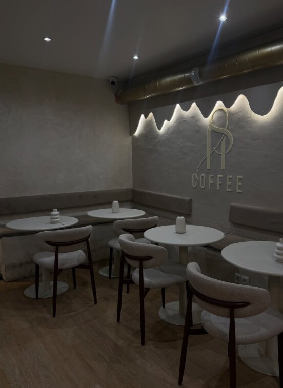 La salle de SH Coffee, avec son mur au logo éclairé