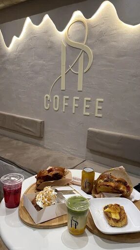 Brioches, cup et boissons servies en salle